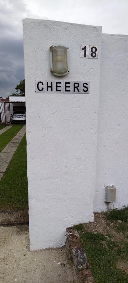 Cheers Guest House Evander Екстериор снимка